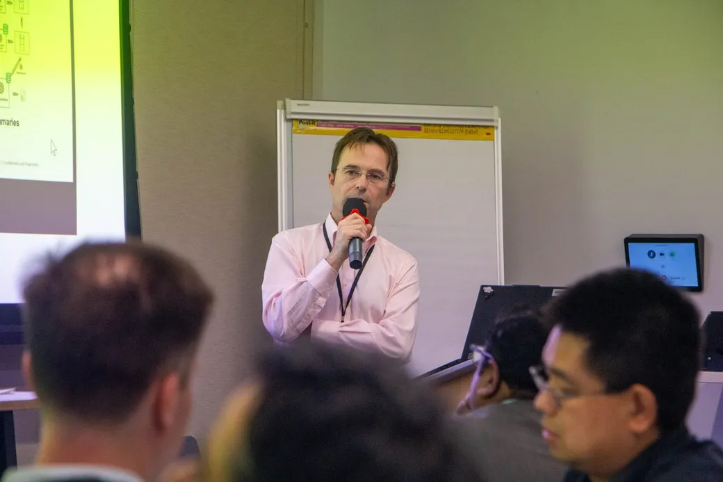 Dr. Rogier Landman presenting the Scale keynote